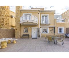 Villa Adosada de Lujo en Aguas Nuevas con Piscina Comunitaria