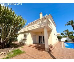 Impresionante Villa Reformada en una Ubicación Privilegiada de Cabo Roig – A Solo 400 Metros de la P