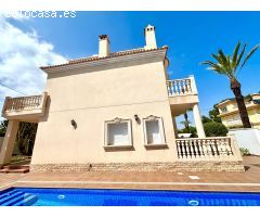 Impresionante Villa Reformada en una Ubicación Privilegiada de Cabo Roig – A Solo 400 Metros de la P