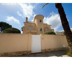 Impresionante Villa Reformada en una Ubicación Privilegiada de Cabo Roig – A Solo 400 Metros de la P