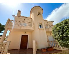 Impresionante Villa Reformada en una Ubicación Privilegiada de Cabo Roig – A Solo 400 Metros de la P