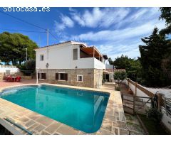 CHALET INDEPENDIENTE CON APARTAMENTO Y PISCINA PRIVADA.