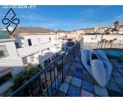 Casa Adosada de 5 Habitaciones con Terraza y Patio en Ciudad Jardín