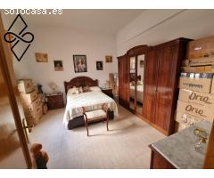 Casa Adosada de 5 Habitaciones con Terraza y Patio en Ciudad Jardín