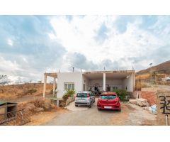 Casa con terreno y porche, a 20 minutos de Málaga