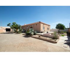 EXCLUSIVO CHALET JUNTO A RETAMAR CON PARCELA DE 1.470 MTS