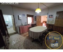CASA EN VENTA CON UN AMPLIO PATIO CON BARBACOA