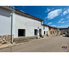 CASA EN EL CENTRO DE ARCAS PARA REFORMAR