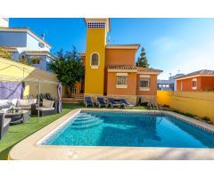 Casa reformada con piscina y amplios espacios