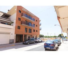 Plaza de aparcamiento delante de las escuelas
