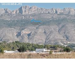 Terreno rústico con casa, cuadras y corrales a la venta en Altea