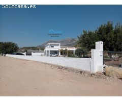 Terreno rústico con casa, cuadras y corrales a la venta en Altea
