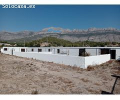 Terreno rústico con casa, cuadras y corrales a la venta en Altea