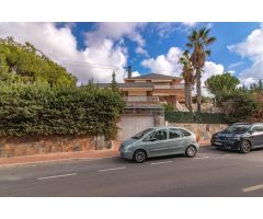 Espaciosa Casa en Los Balcones: 4 Dormitorios y Gran Terreno