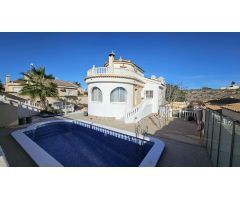 Chalet independiente con piscina climatizada y amplio jardín