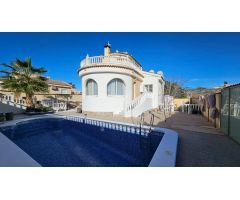 Chalet independiente con piscina climatizada y amplio jardín