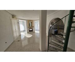 Chalet independiente con piscina climatizada y amplio jardín