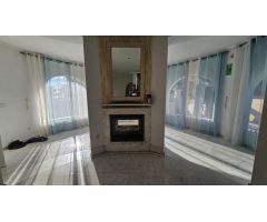 Chalet independiente con piscina climatizada y amplio jardín
