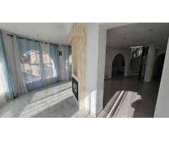 Chalet independiente con piscina climatizada y amplio jardín
