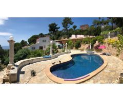 Casa con vista al mar y pista de tenis