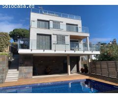 Espectacular Residencia con Vistas al Mar y Montaña en Canyelles