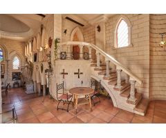 Casa con diseño de Castillo Medieval  en Hinojos