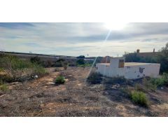 Parcela de  5674 m2 con una casa antigua para reformar, garaje y deposito de agua...