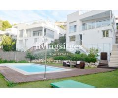 CASA SEMI-NUEVA EN MONTGAVINA CON VISTAS DESPEJADAS