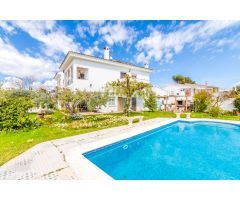 ELEGANTE CASA ESQUINERA DE ESTILO INGLÉS CON VISTAS AL MAR