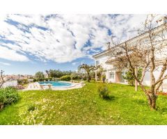ELEGANTE CASA ESQUINERA DE ESTILO INGLÉS CON VISTAS AL MAR
