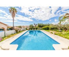 ELEGANTE CASA ESQUINERA DE ESTILO INGLÉS CON VISTAS AL MAR