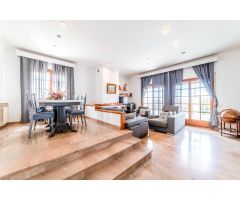 ELEGANTE CASA ESQUINERA DE ESTILO INGLÉS CON VISTAS AL MAR