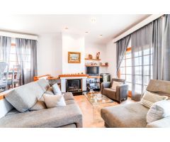 ELEGANTE CASA ESQUINERA DE ESTILO INGLÉS CON VISTAS AL MAR