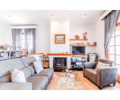 ELEGANTE CASA ESQUINERA DE ESTILO INGLÉS CON VISTAS AL MAR
