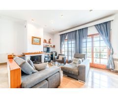 ELEGANTE CASA ESQUINERA DE ESTILO INGLÉS CON VISTAS AL MAR
