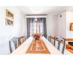 ELEGANTE CASA ESQUINERA DE ESTILO INGLÉS CON VISTAS AL MAR