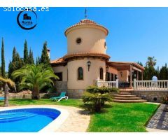 Oasis Tropical: Villa Exclusiva con Vistas al Mar.
