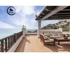 Exclusivo ático en Marina del Este con terraza de 100 m2, garaje, piscina y vistas al mar