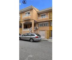 ¡Espaciosa casa adosada en Ambroz, Vegas del Genil! Con patio, sótano y calefacción