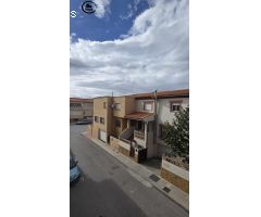 ¡Espaciosa casa adosada en Ambroz, Vegas del Genil! Con patio, sótano y calefacción