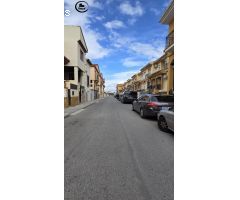 ¡Espaciosa casa adosada en Ambroz, Vegas del Genil! Con patio, sótano y calefacción