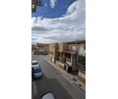 ¡Espaciosa casa adosada en Ambroz, Vegas del Genil! Con patio, sótano y calefacción