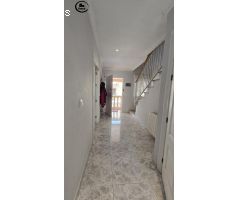 ¡Espaciosa casa adosada en Ambroz, Vegas del Genil! Con patio, sótano y calefacción