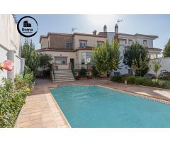 Chalet de 505 m2 construidos con piscina y jardines. 5 dormitorios, 3 baños y un aseo. Sótano 162 m2
