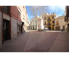 Local Comercial en Pl. Miro de Montgros a 100 m de Pl dela Vila.