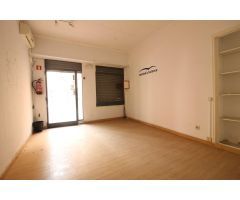 Local Comercial en Pl. Miro de Montgros a 100 m de Pl dela Vila.
