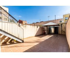 Piso seminuevo con patio de 45m2 plaza de parking, trastero y tercera habitación polivalente