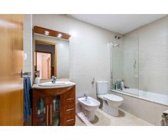 Piso seminuevo con patio de 45m2 plaza de parking, trastero y tercera habitación polivalente