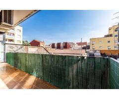 Piso seminuevo con patio de 45m2 plaza de parking, trastero y tercera habitación polivalente