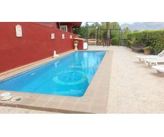 IMPRESIONANTE CHALET CON GRAN TERRENO A LA VENTA A UN PASO DEL CENTRO EN LA NUCÍA
